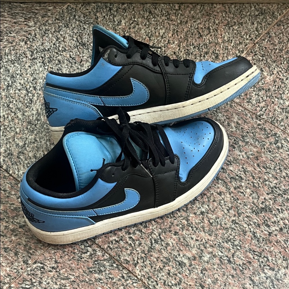 Jordan Men's Black and Light Blue Sneakers